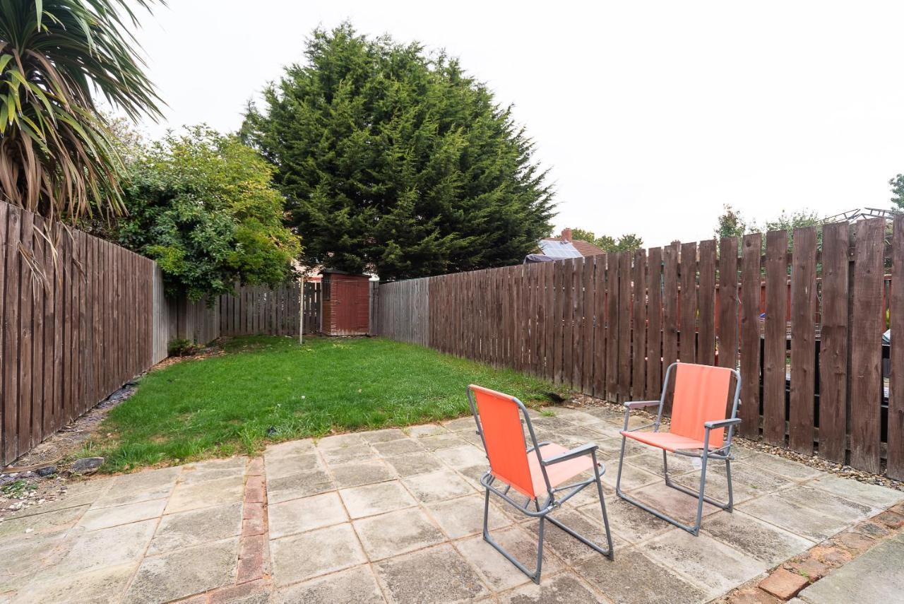 J'S Home Away From Home Fresh 2 Bedroom Garden Parking Kingston upon Hull Exterior photo